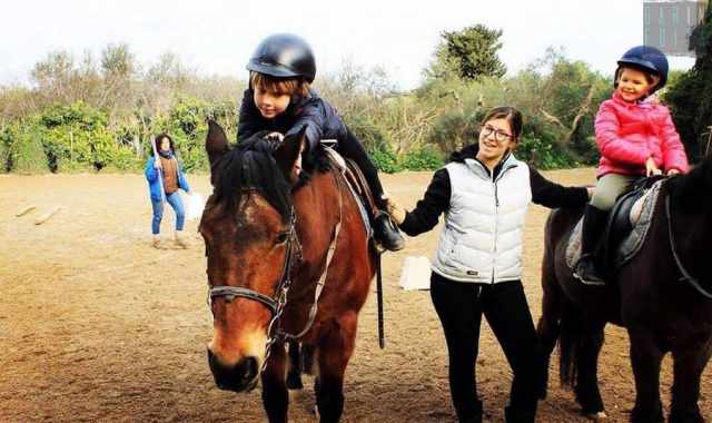 Equitazione, a 4 anni sul pony:  Curare un cavallo migliora il carattere dei piccoli